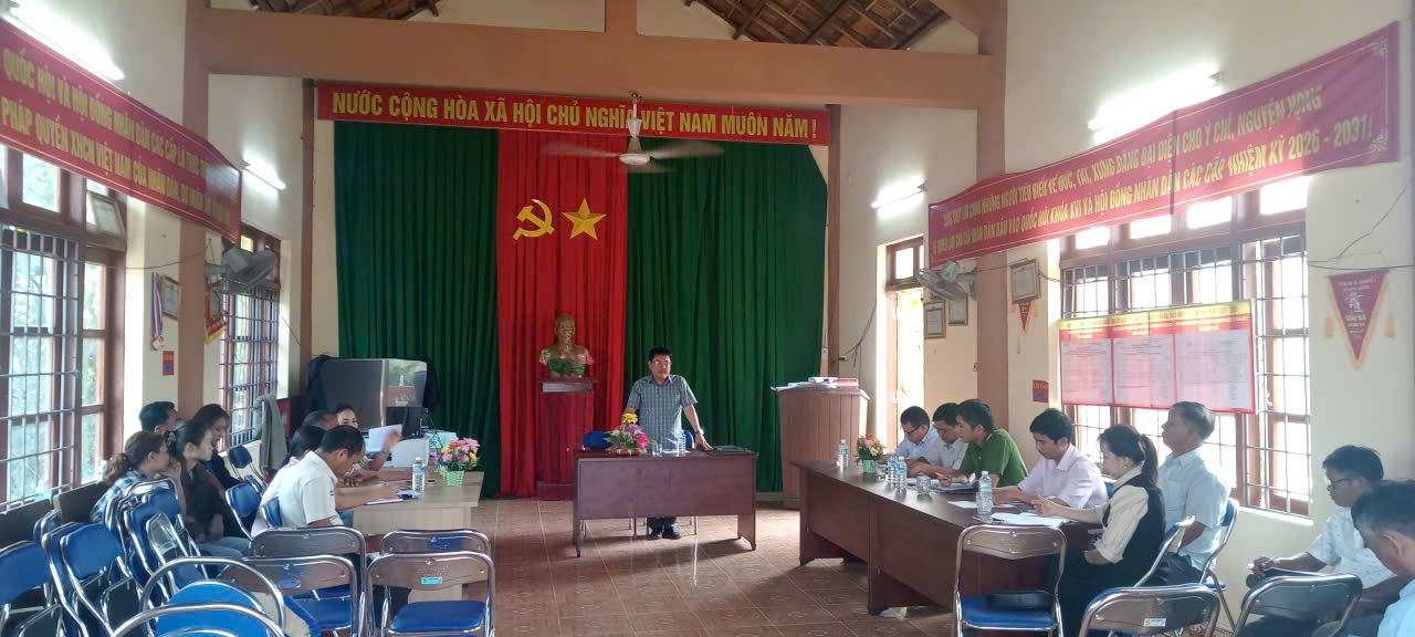 Thường trực Đảng ủy xã Phú Mỡ làm việc với thôn Suối Cối 2 về nhiệm vụ phát triển địa phương.