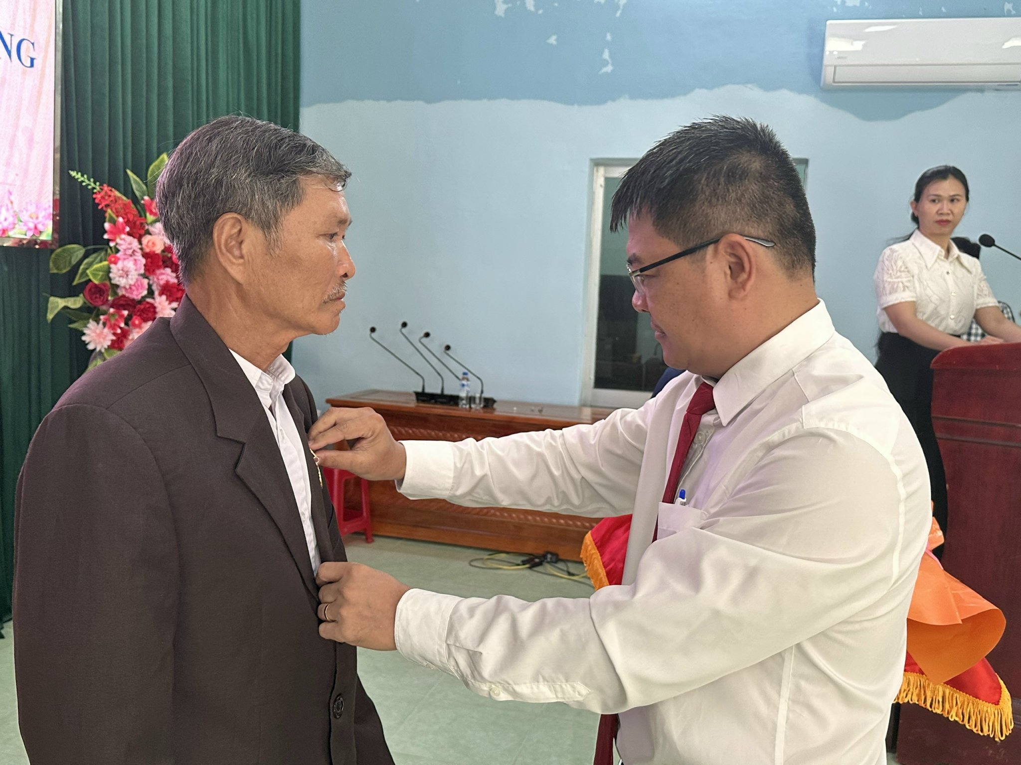 Đảng ủy xã Phú Mỡ trao Huy hiệu 40 năm tuổi Đảng cho đảng viên Đoàn Văn Tuấn (Y Sách)