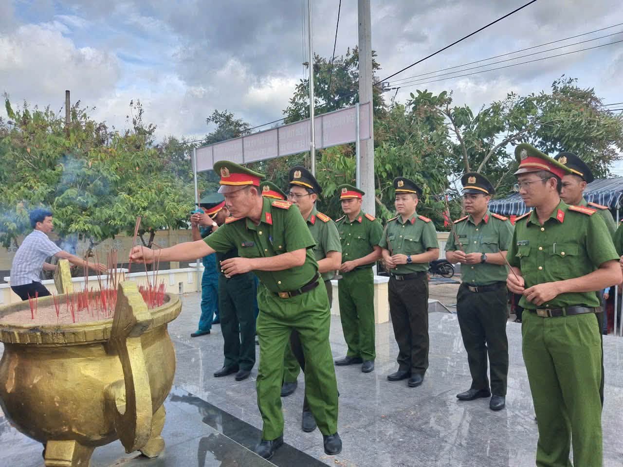 Xã Phú Mỡ tổ chức dâng hương và tọa đàm kỷ niệm 79 năm Ngày Thương binh - Liệt sĩ