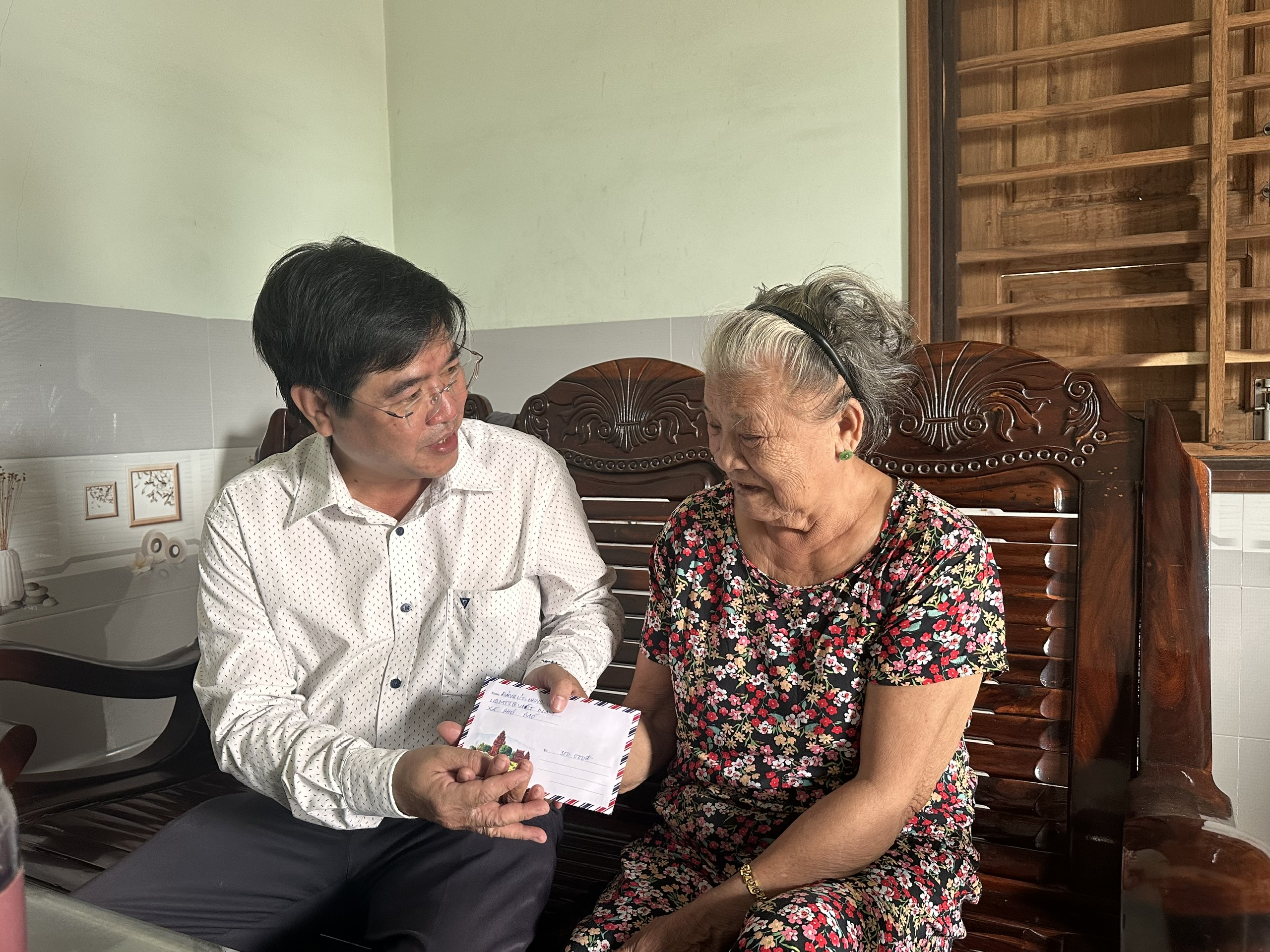 Lãnh đạo xã Phú Mỡ thăm, tặng quà người có công nhân kỷ niệm 79 năm Ngày Thương binh - Liệt sĩ (27/7/1947 - 27/7/2026)