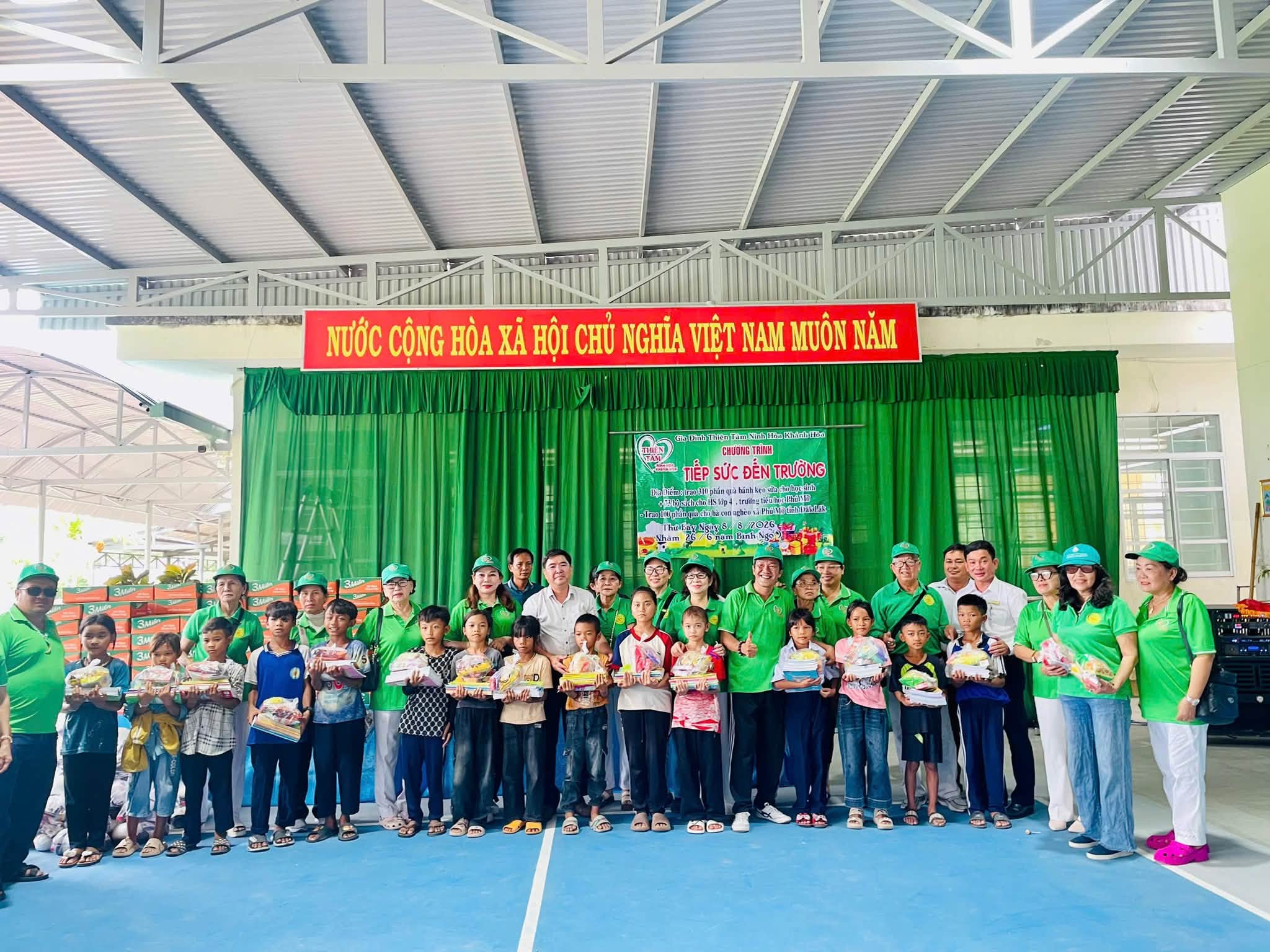Gia Đình Thiện Tâm trao quà tiếp sức đến trường cho học sinh và hộ nghèo xã Phú Mỡ